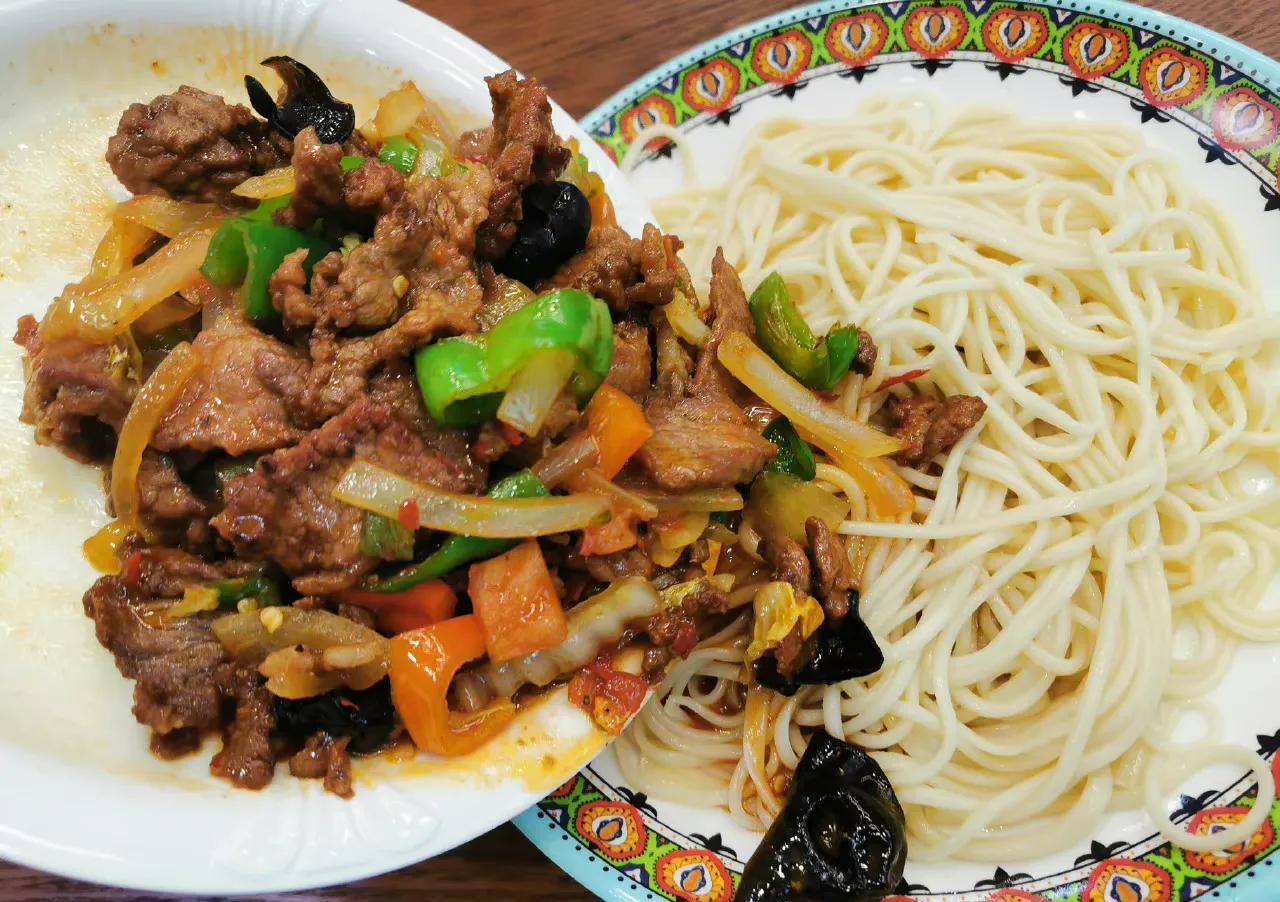 新疆美食拉条子拌面你吃过吗