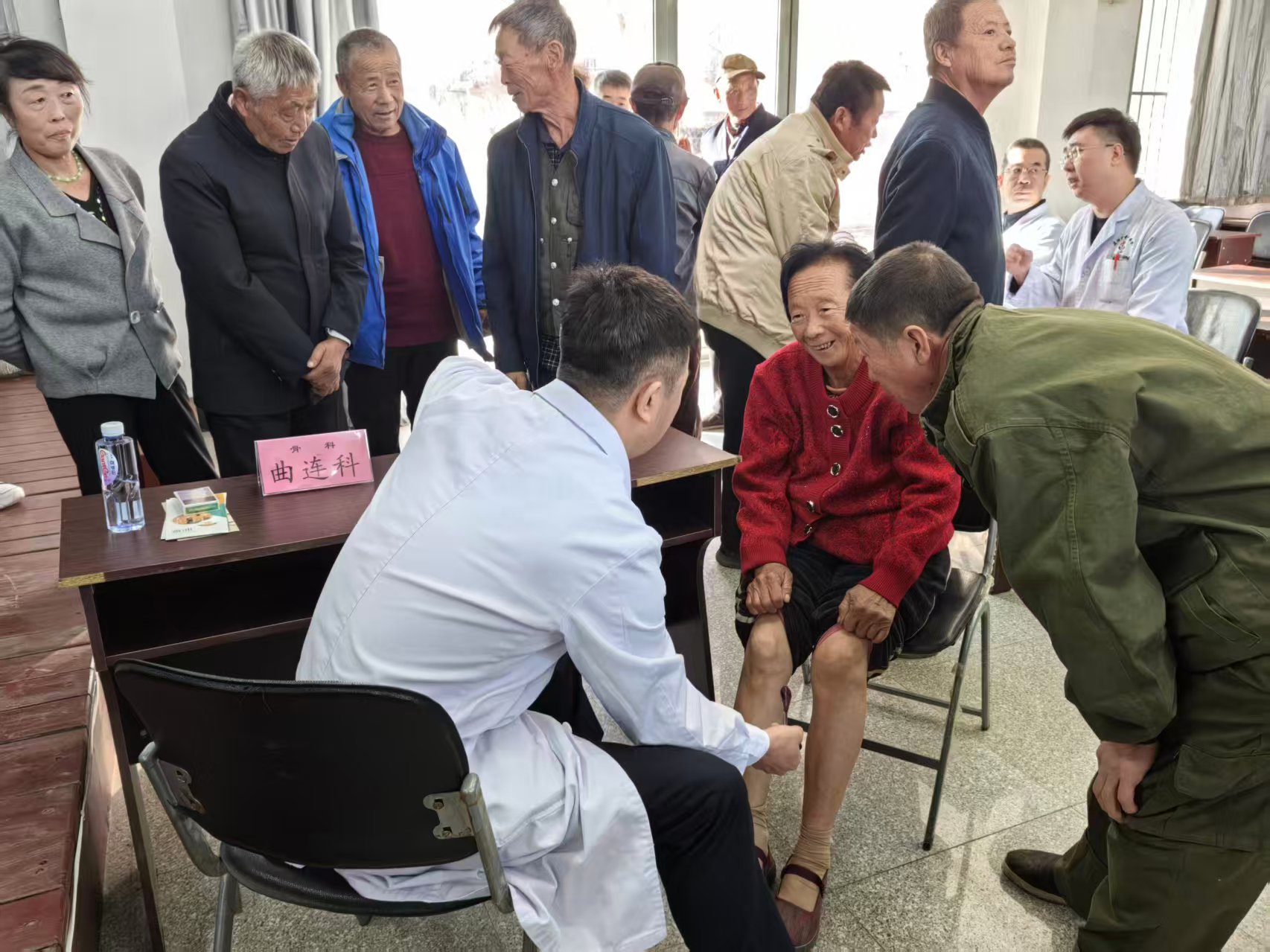 党建引领送医下乡，庄河塔岭巡回义诊把专家号送到家门口