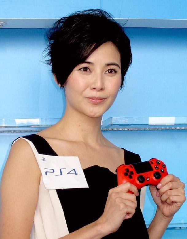 前著名tvb花旦——蒙嘉慧,和郑伊健结婚多年的她依旧身材纤细