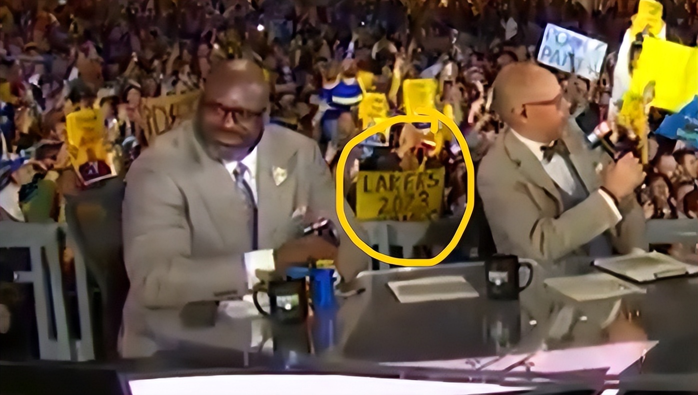 砸场子!勇士晋级总决赛,湖人球迷抢镜,高举标牌:2023年夺冠休闲区蓝鸢梦想 - Www.slyday.coM 砸场子!勇士晋级总决赛,湖人球迷抢镜,高举标牌:2023年夺冠休闲区蓝鸢梦想 - Www.slyday.coM