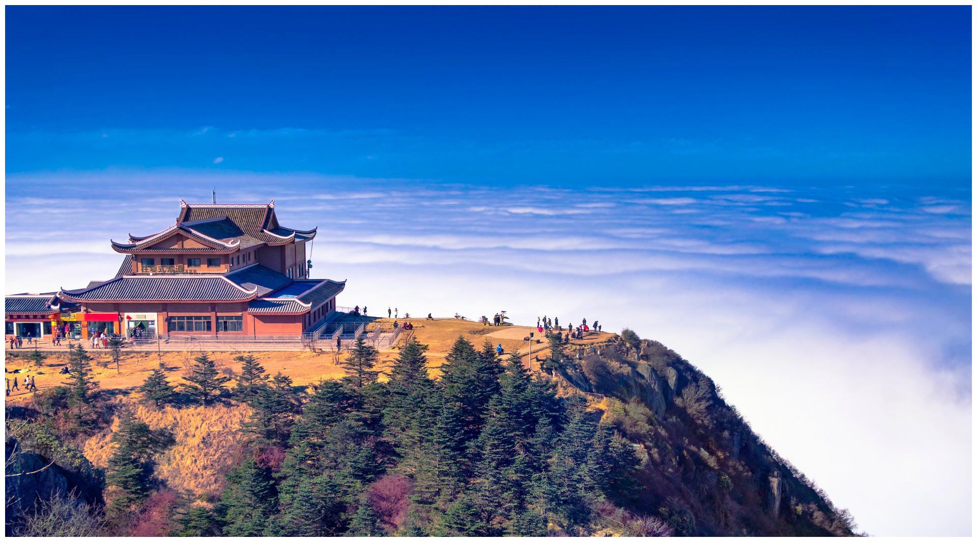 四川峨眉山下雪了,比去年早了一个多月,金顶气温只有零度左右