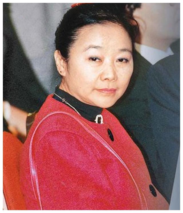 中国第一女首富,迷你短裙配两个辫子,"小甜甜"830亿遗产全捐|龚如心