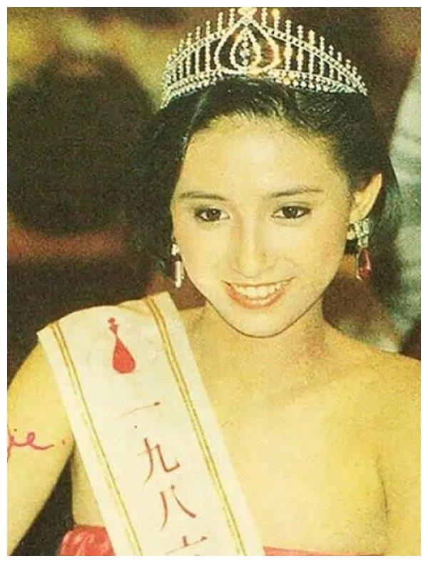 52岁吴婉芳近照素颜出镜却比女儿更显年轻保养水平完胜李嘉欣