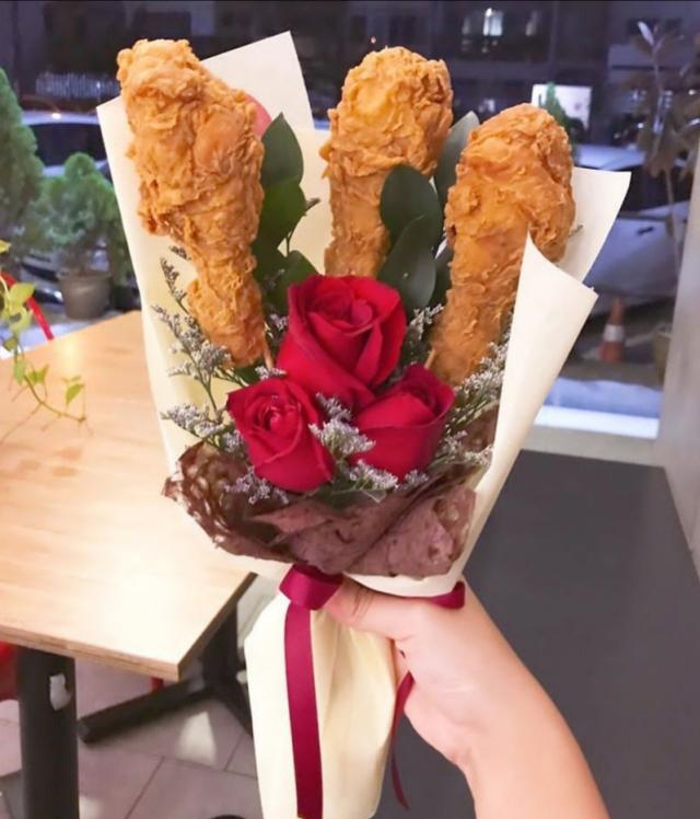 男子表示自从开始了送美食花束给女友之后,灵感多到一发不可收拾