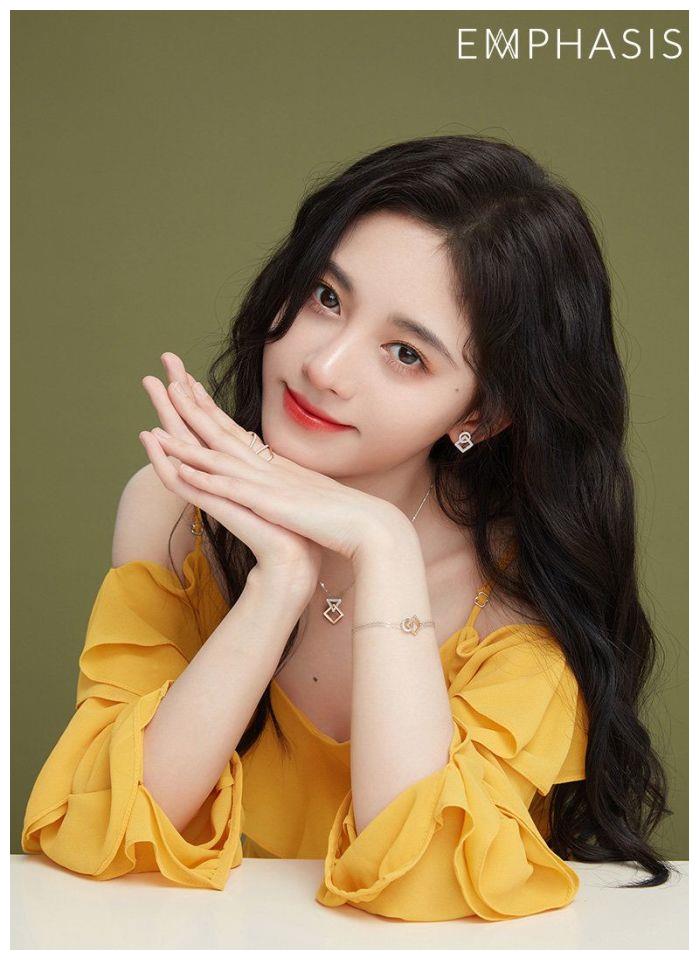 女星美图丨鞠婧祎这样的小胖腿才好看穿短裙可美了