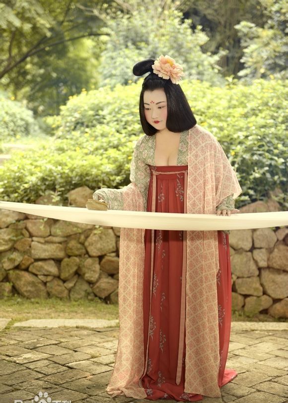 一组唐朝时期的传统民族服饰穿衣风格