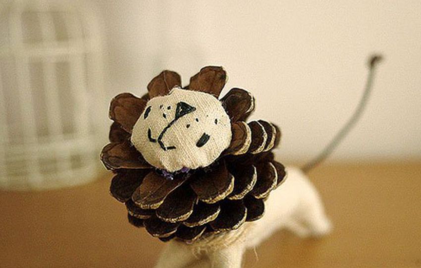 松果变废为宝制作可爱小狮子玩偶