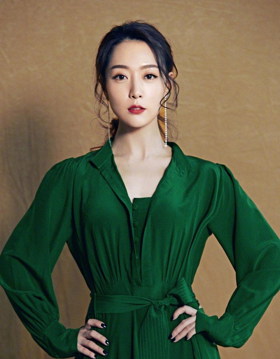 被白冰气质折服穿墨绿连衣裙高级惊艳