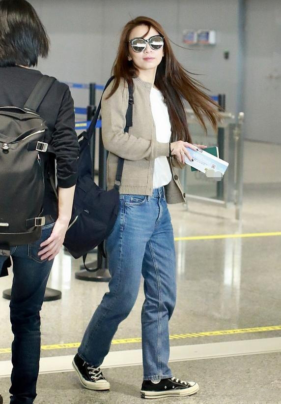 田馥甄一点不见老穿咖色衬衫裙高级大气长发披肩太女神