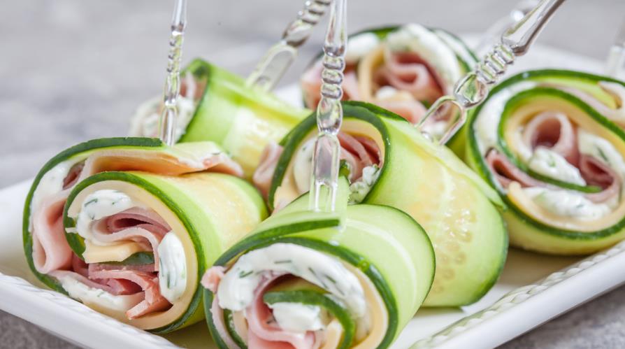 火腿切片卷入黄瓜条中,从开头一点点卷到尾,全卷完摆盘3.