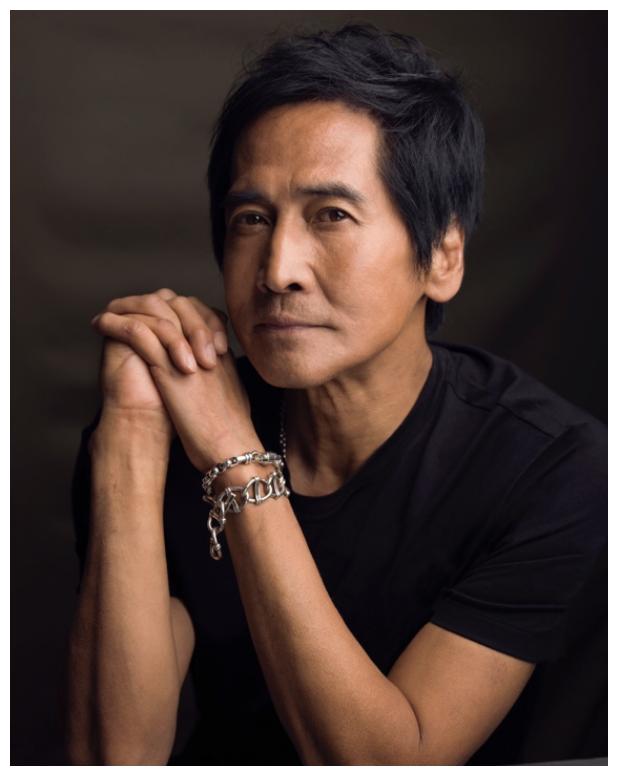 60岁齐秦近照略微发福难掩岁月痕迹,昂首阔步精神状态佳