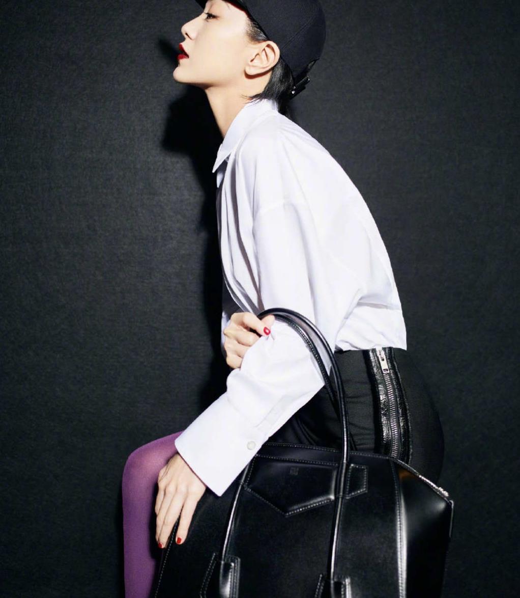 郭采洁复古摩登大片曝光,牛角棒球帽俏皮又可爱,种草!