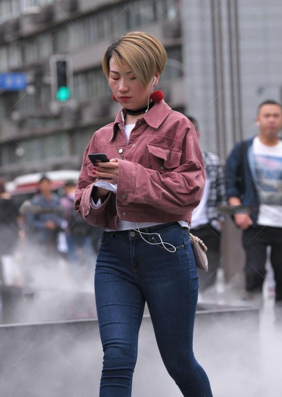 牛仔裤,脚穿黑色的高跟靴,特别的显身材,气质优雅魅力十足,这样的搭配