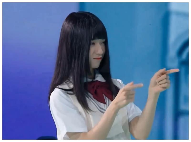 贺峻霖打歌舞台女装亮相看清这舞台造型确定是男孩子吗