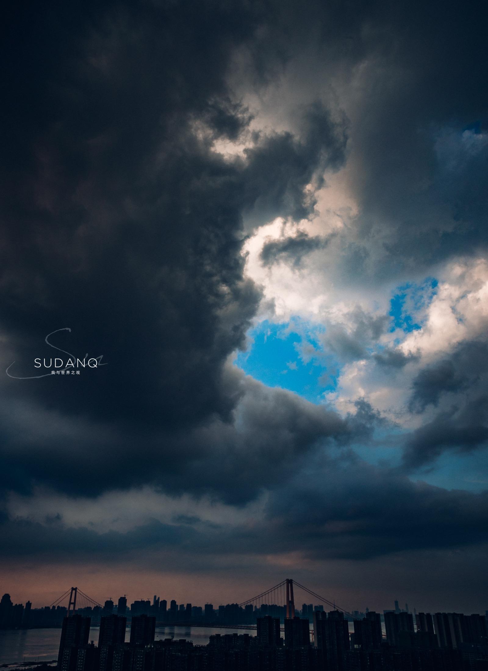 黑云压城城欲摧今日武汉天空很震撼还出现了一只蓝色之眼