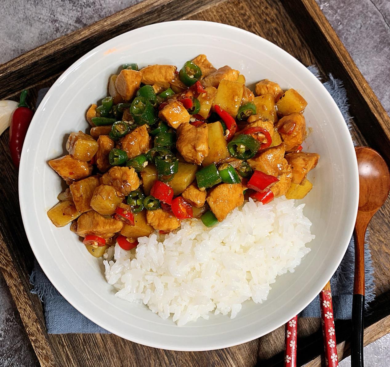 土豆鸡肉盖浇饭加入了黑胡椒之后味道太赞了吃了还想吃