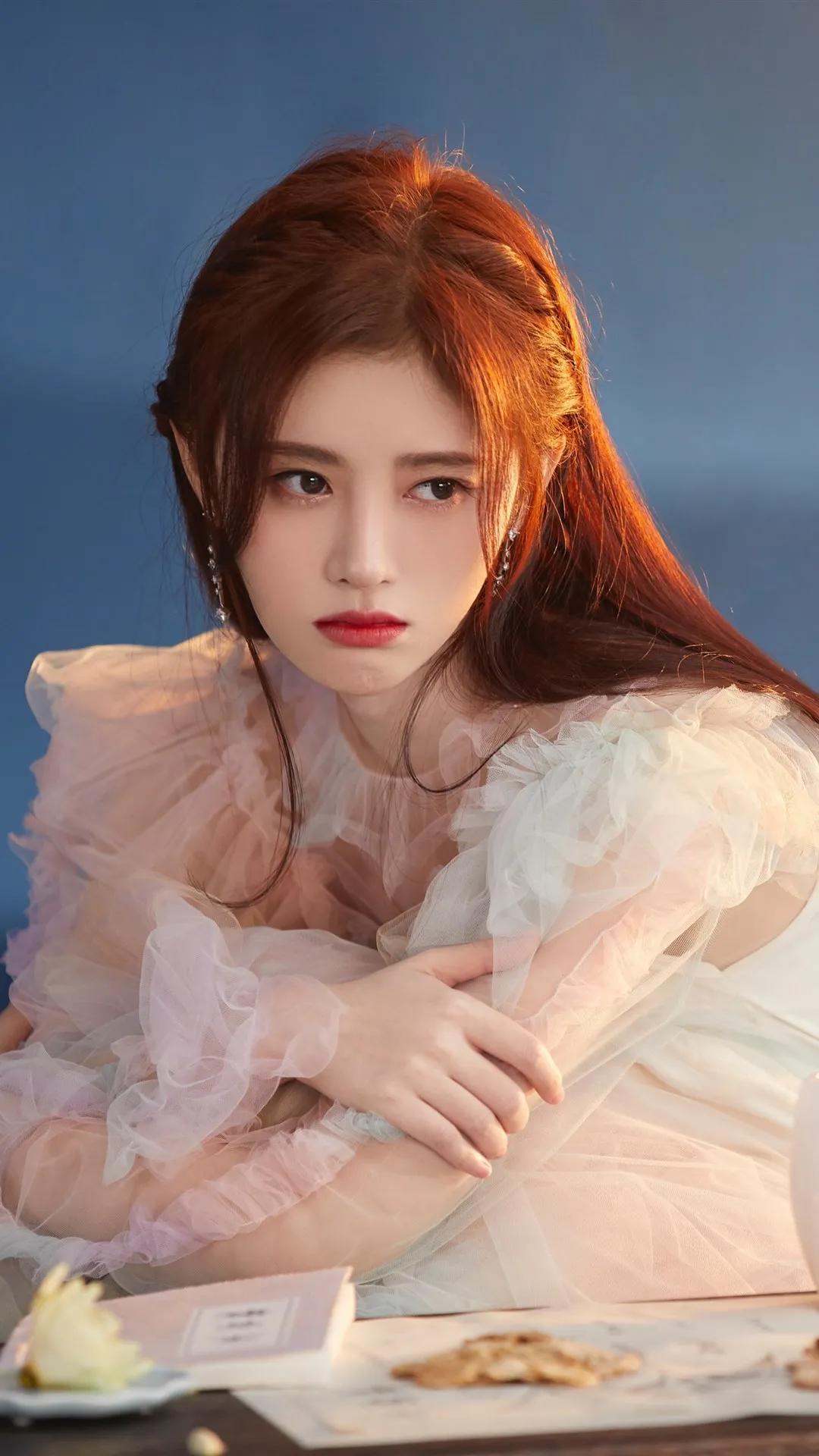 女演员鞠婧祎清新甜美楚楚动人