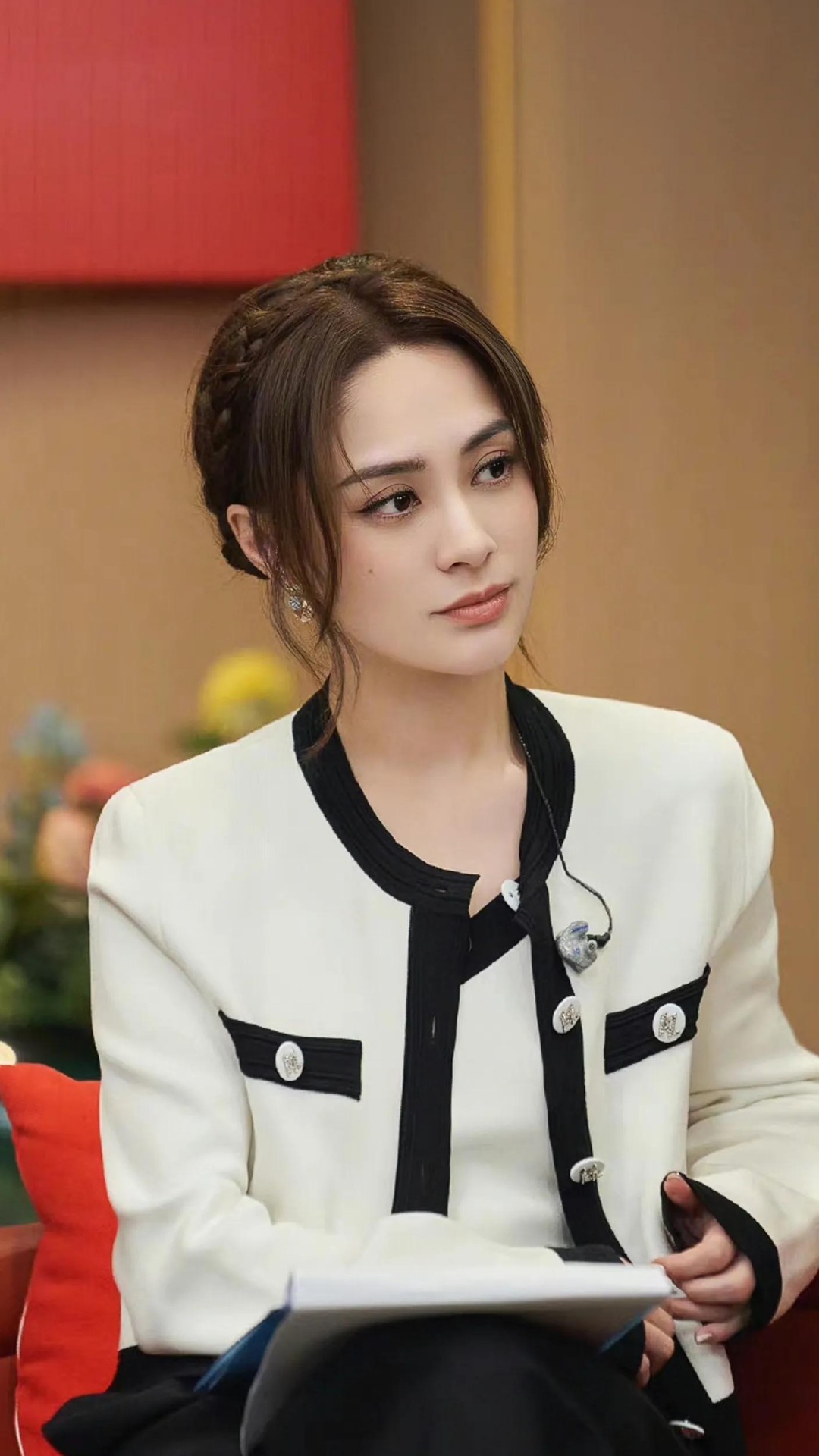 天然美女钟欣潼,气质优雅,妩媚动人__财经头条