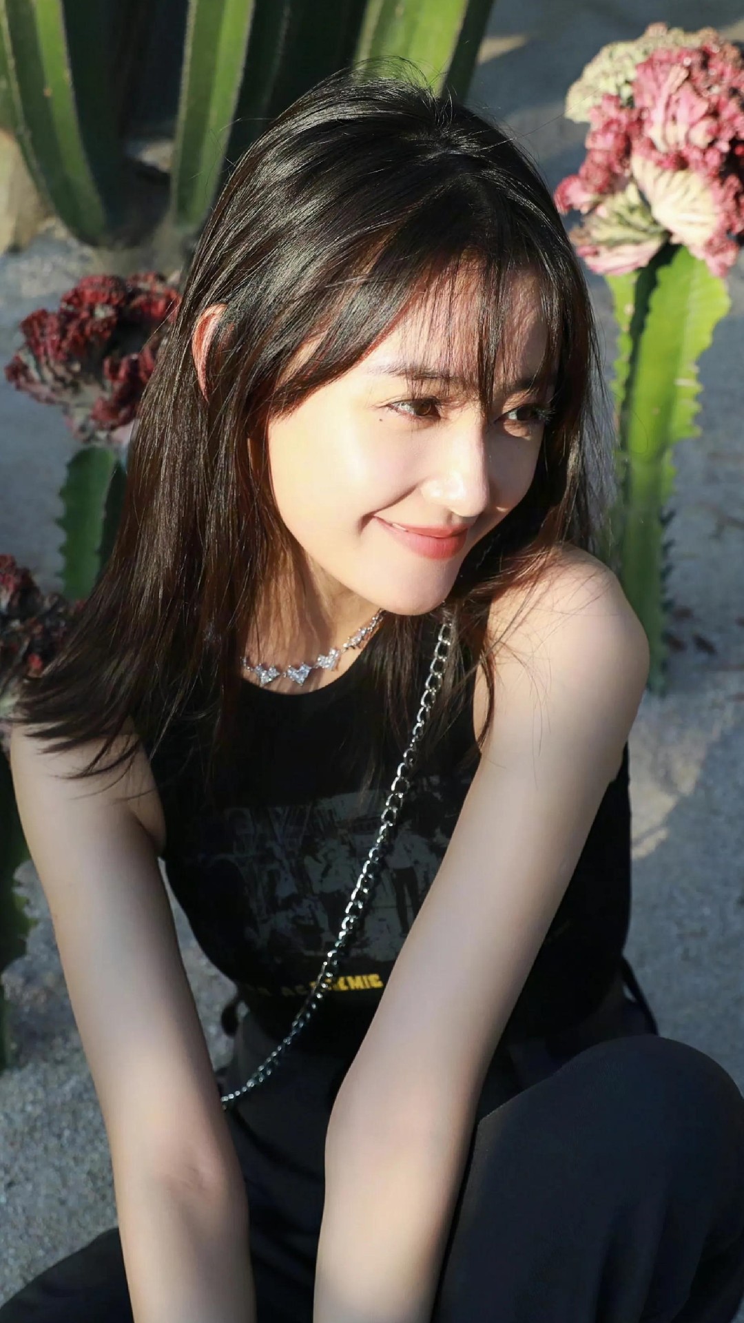 蒋依依：无袖打底衫配休闲长裤，好身材藏不住了1__财经头条