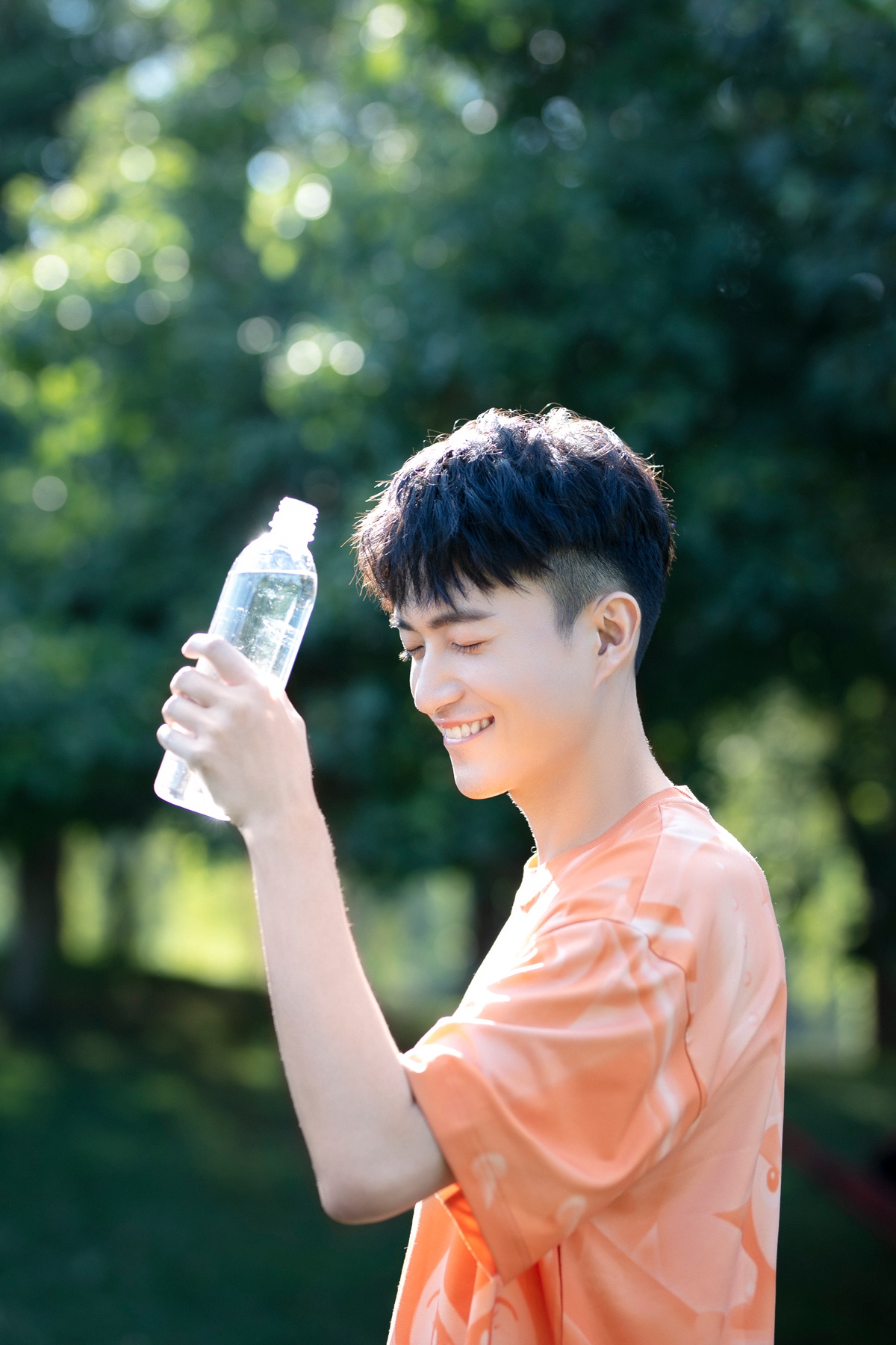 张博涵最新夏日写真曝光随性自然尽显阳光活力