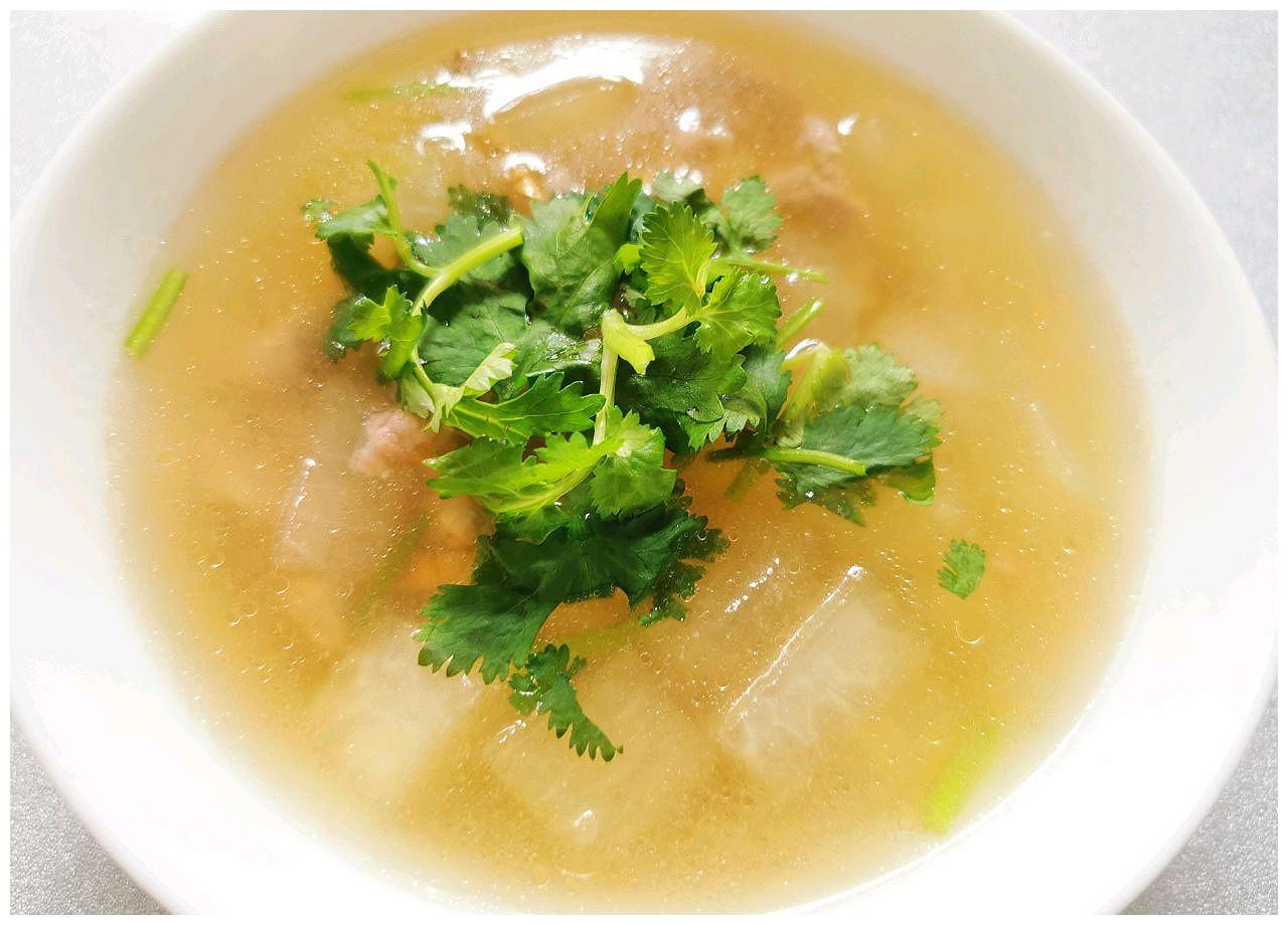 250克 冬瓜 250克 五香粉 淀粉 生抽 胡椒粉 姜 盐 花雕酒 蚝油 香菜