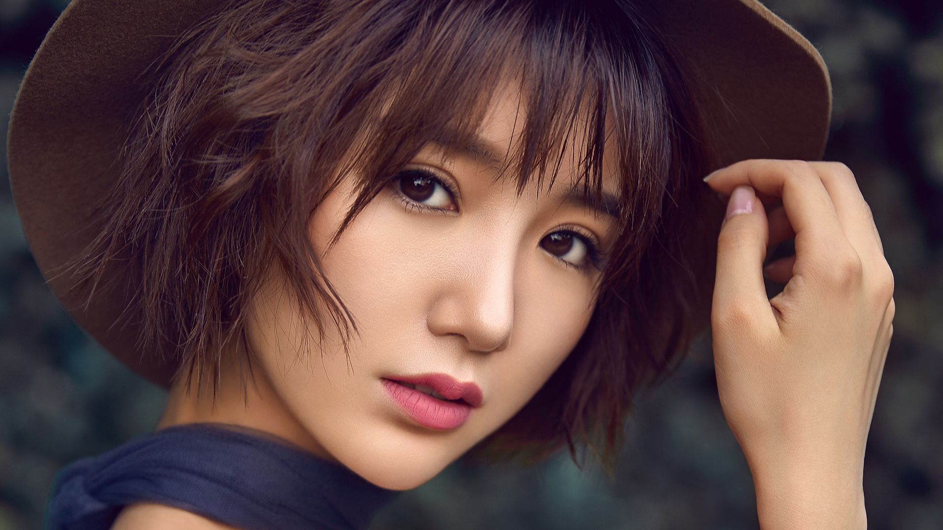 7岁被父母抛弃,被大姨养大后成当红明星,后妈要求养儿子儿媳