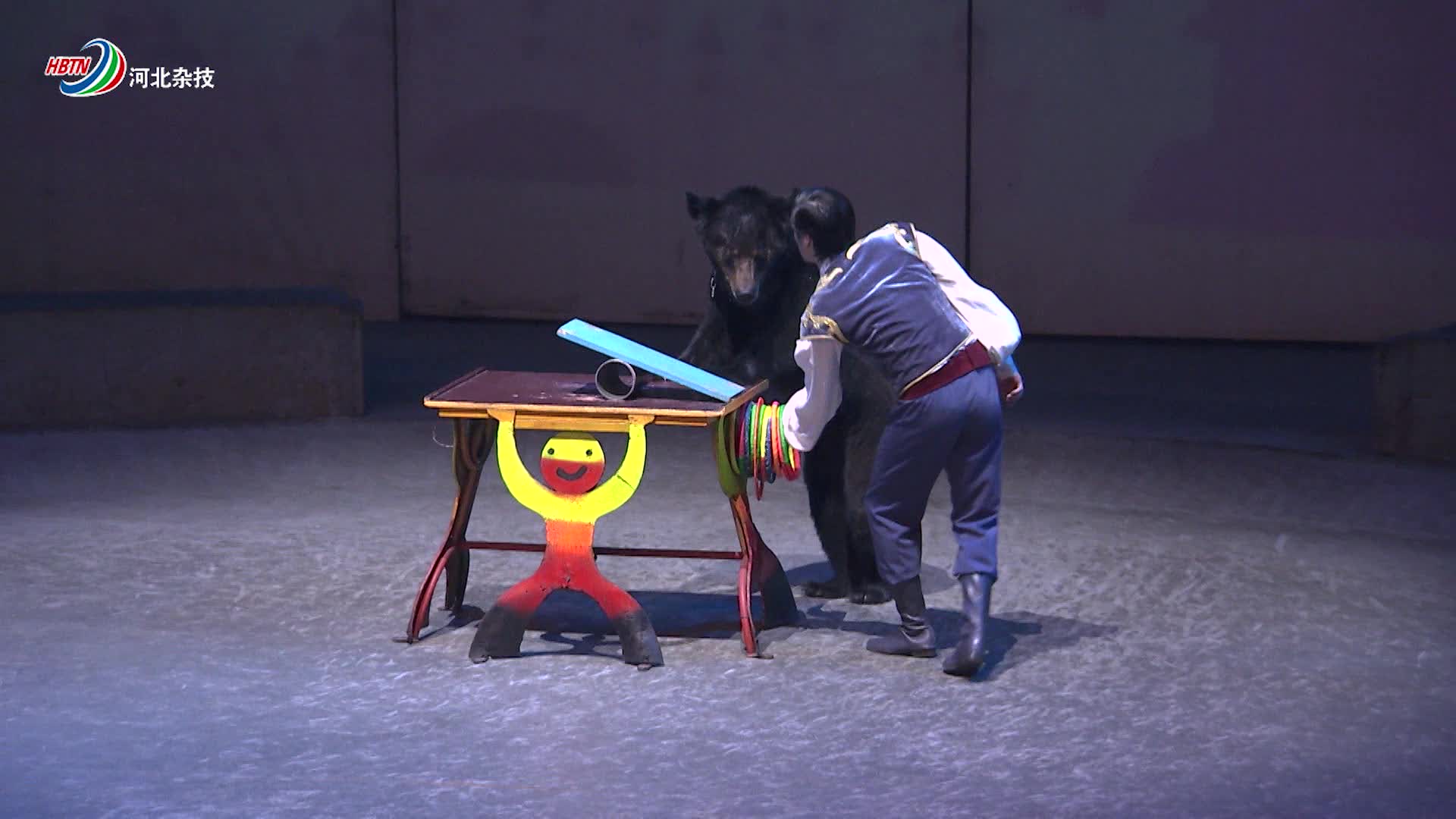 大狗熊站到那么高的地方表演杂技,还能和主人配合得这么好,真棒