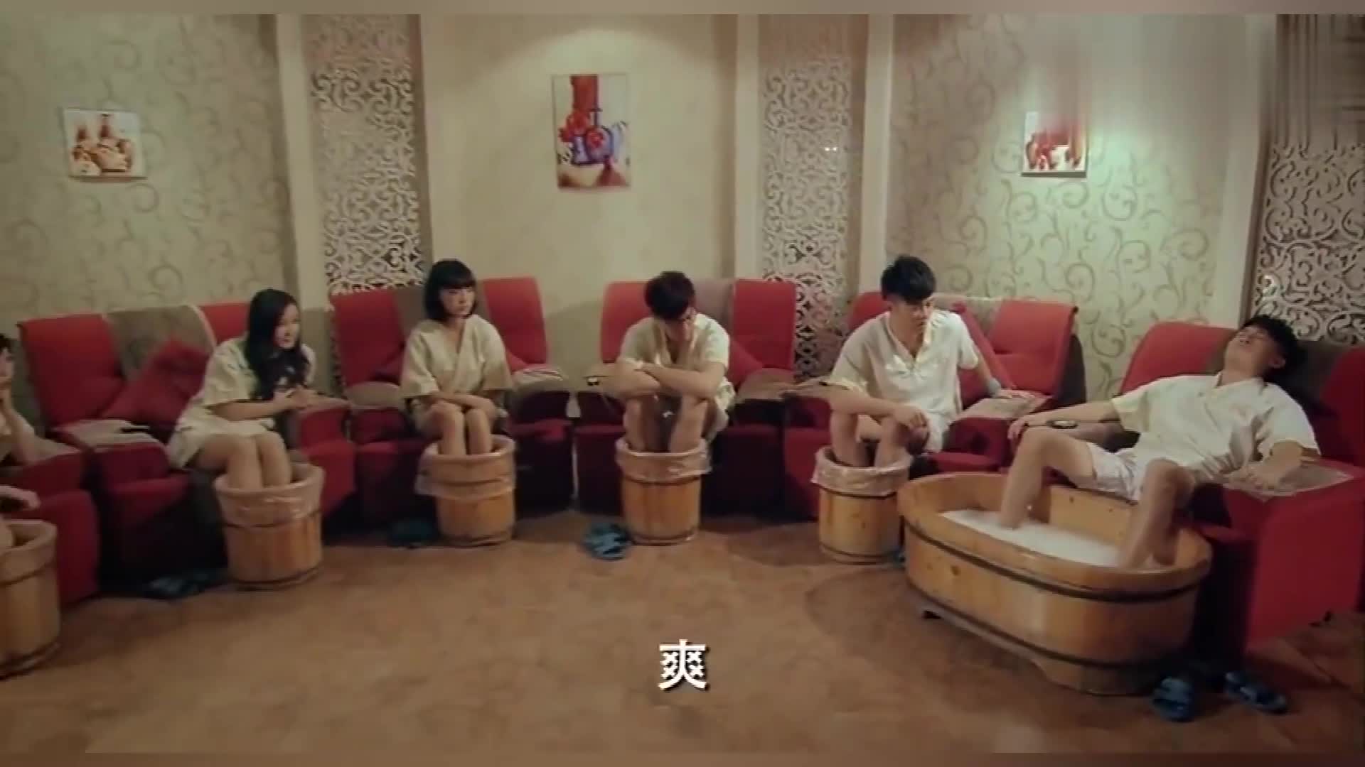 爱情公寓:众人集体泡脚,不料子乔的盆竟如此之大众人看懵了