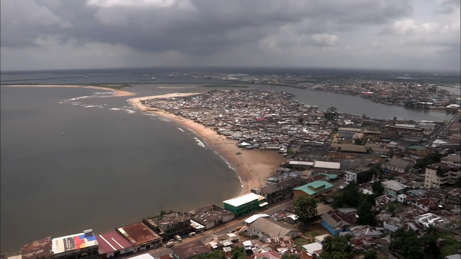 这里是利比亚的蒙罗维亚,经过15年内战的影响,利比亚的道路状况非常