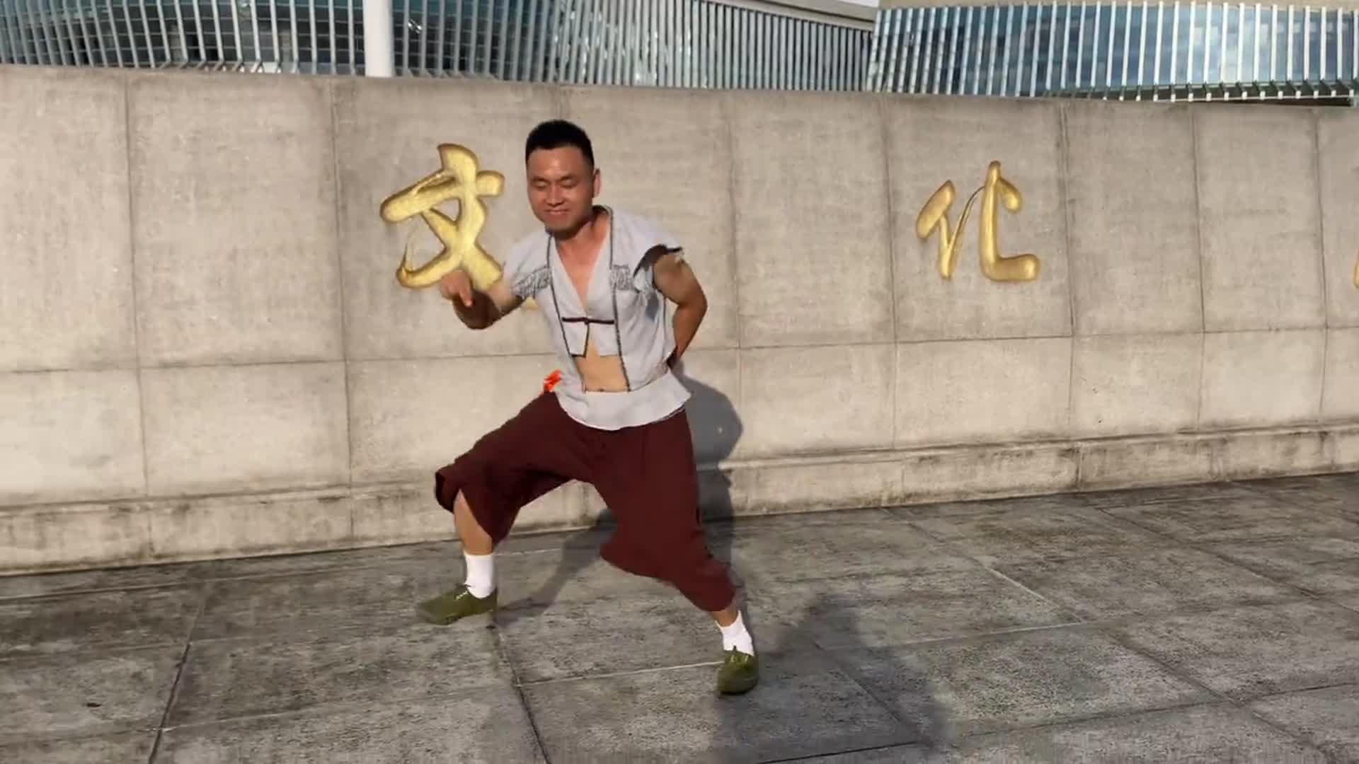 全村最帅的娃,山村小伙鬼步舞走红,网友:没几个月可是练不出来