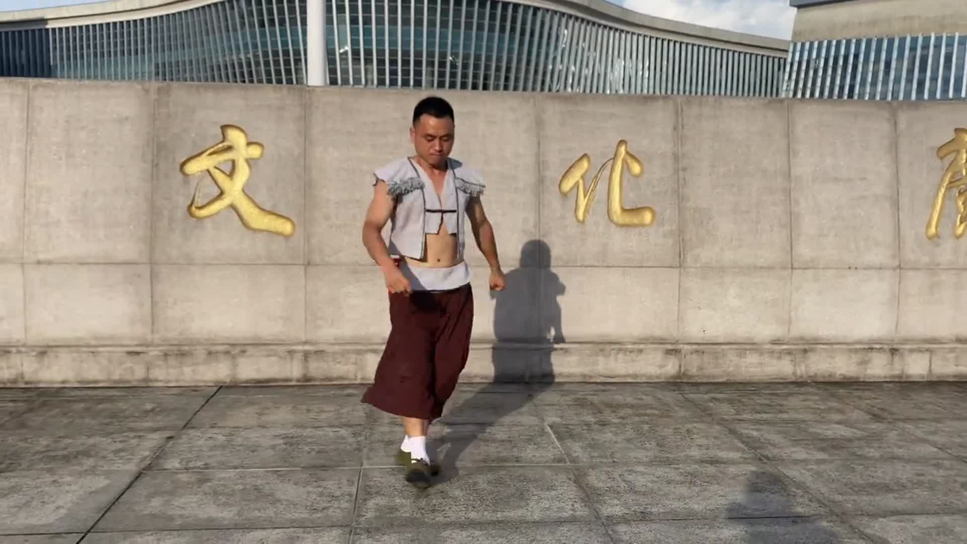 全村最帅的娃,山村小伙鬼步舞走红,网友:没几个月可是练不出来