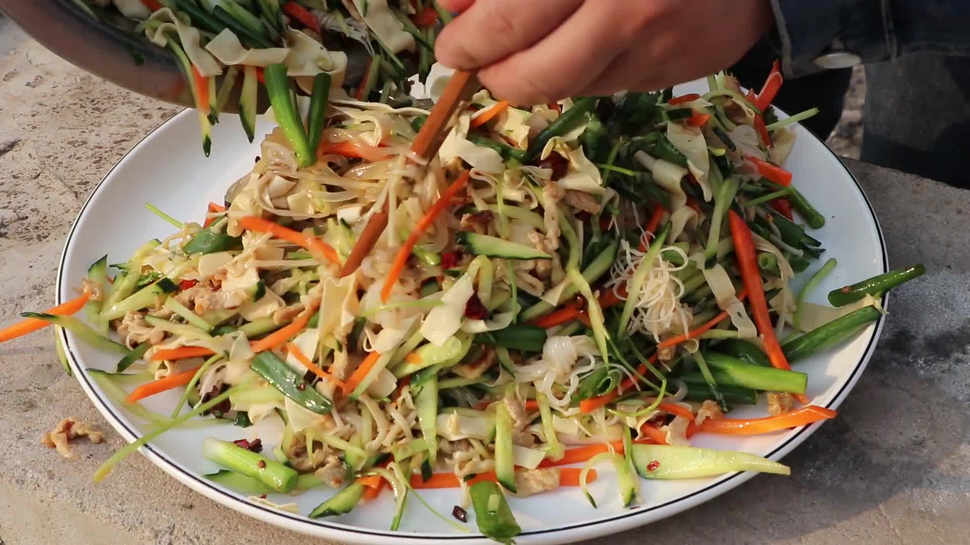 东北特色农家大拌菜,清淡爽口味道好,一家人都爱吃