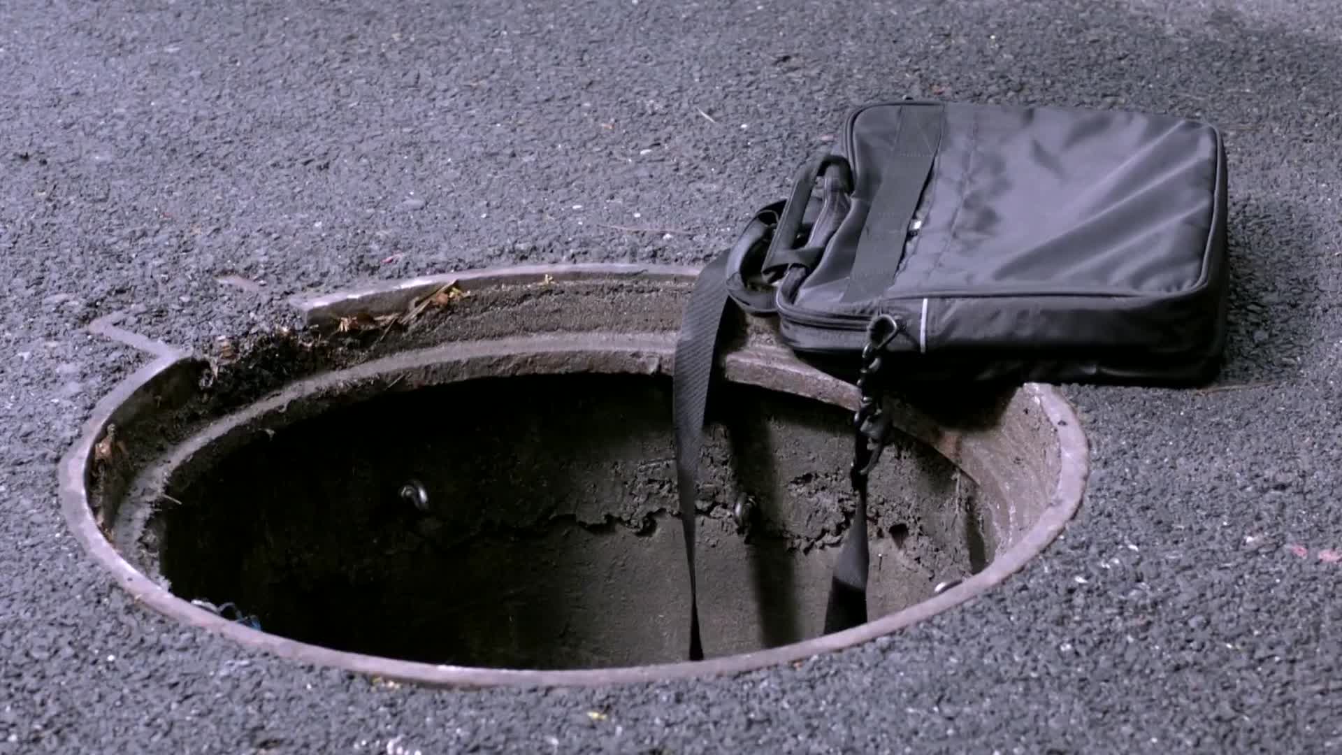 掉坑男路上行走不明不白又掉坑了简直不要太惨