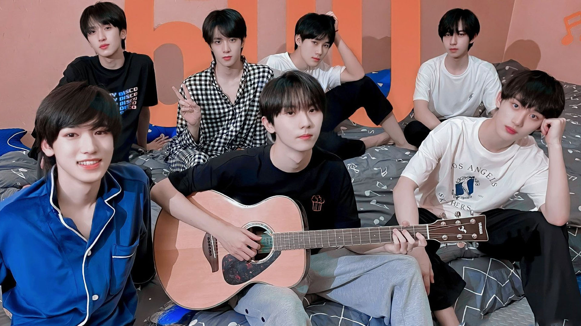 时代少年团遭私生跟车偷拍队长马嘉祺霸气反击掏手机与其互拍