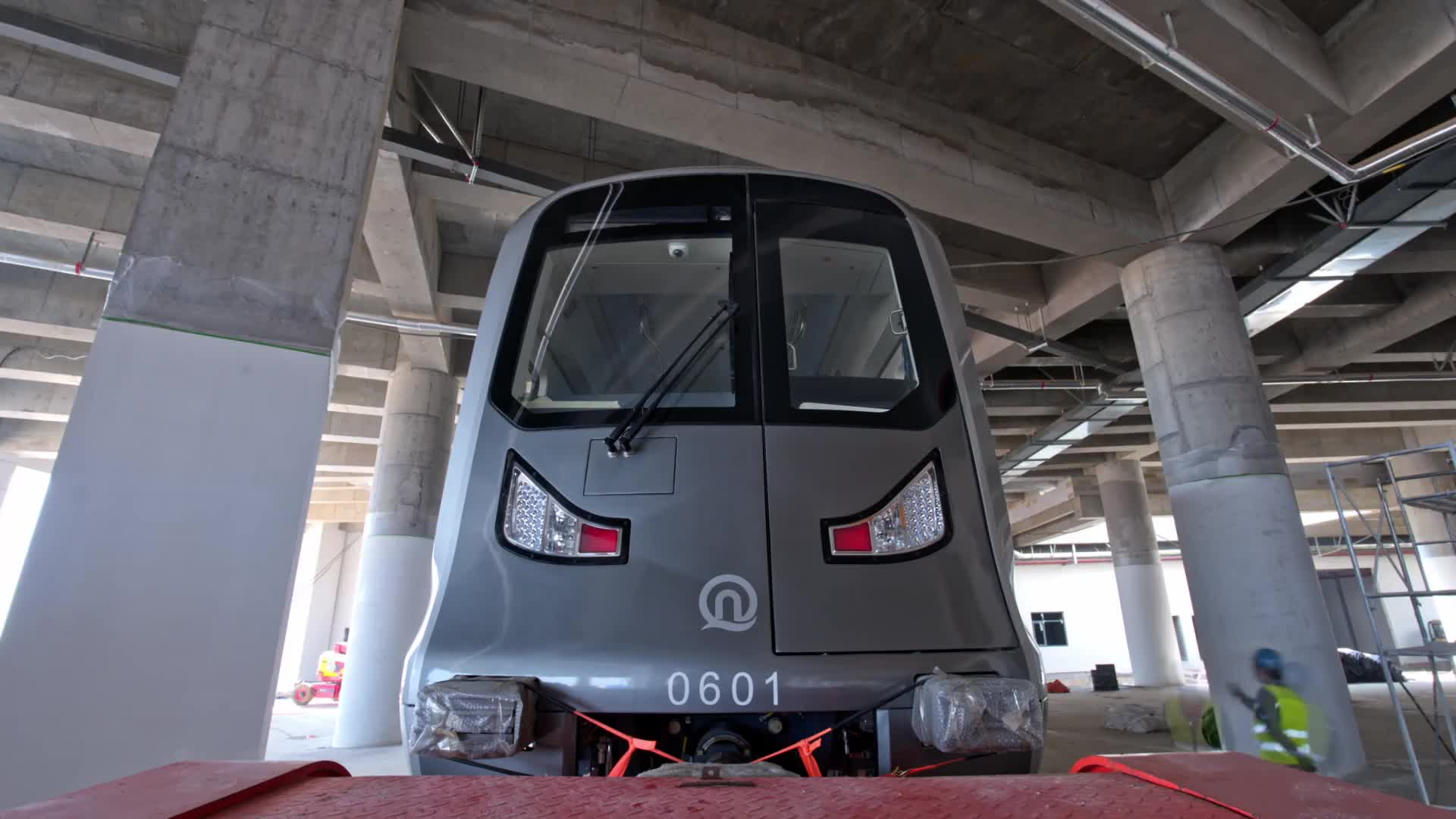 青岛地铁6号线首列电客车亮相