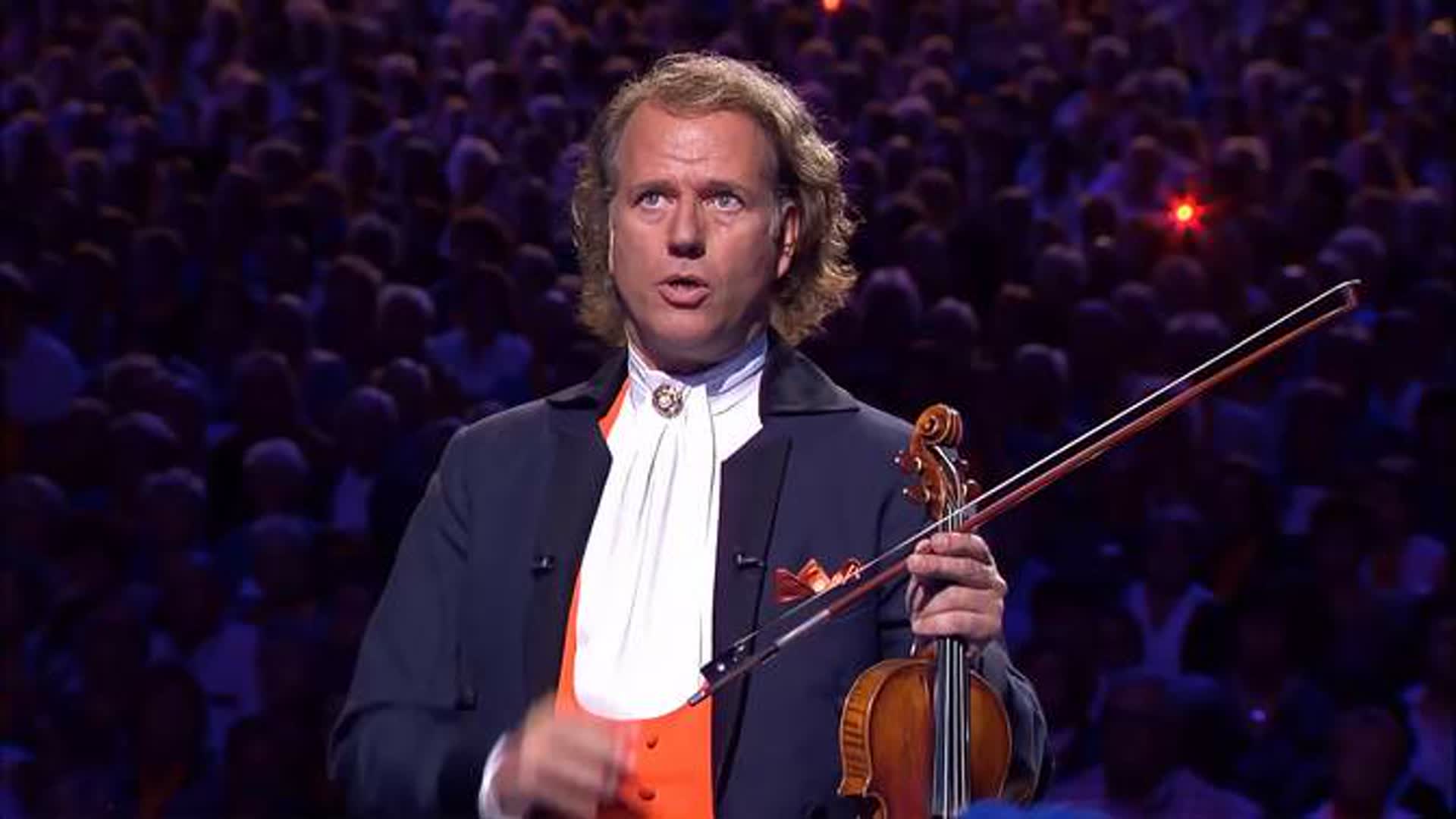 终于找到《士兵突击》中的史诗级配乐了，现场万人吟唱，太震撼了