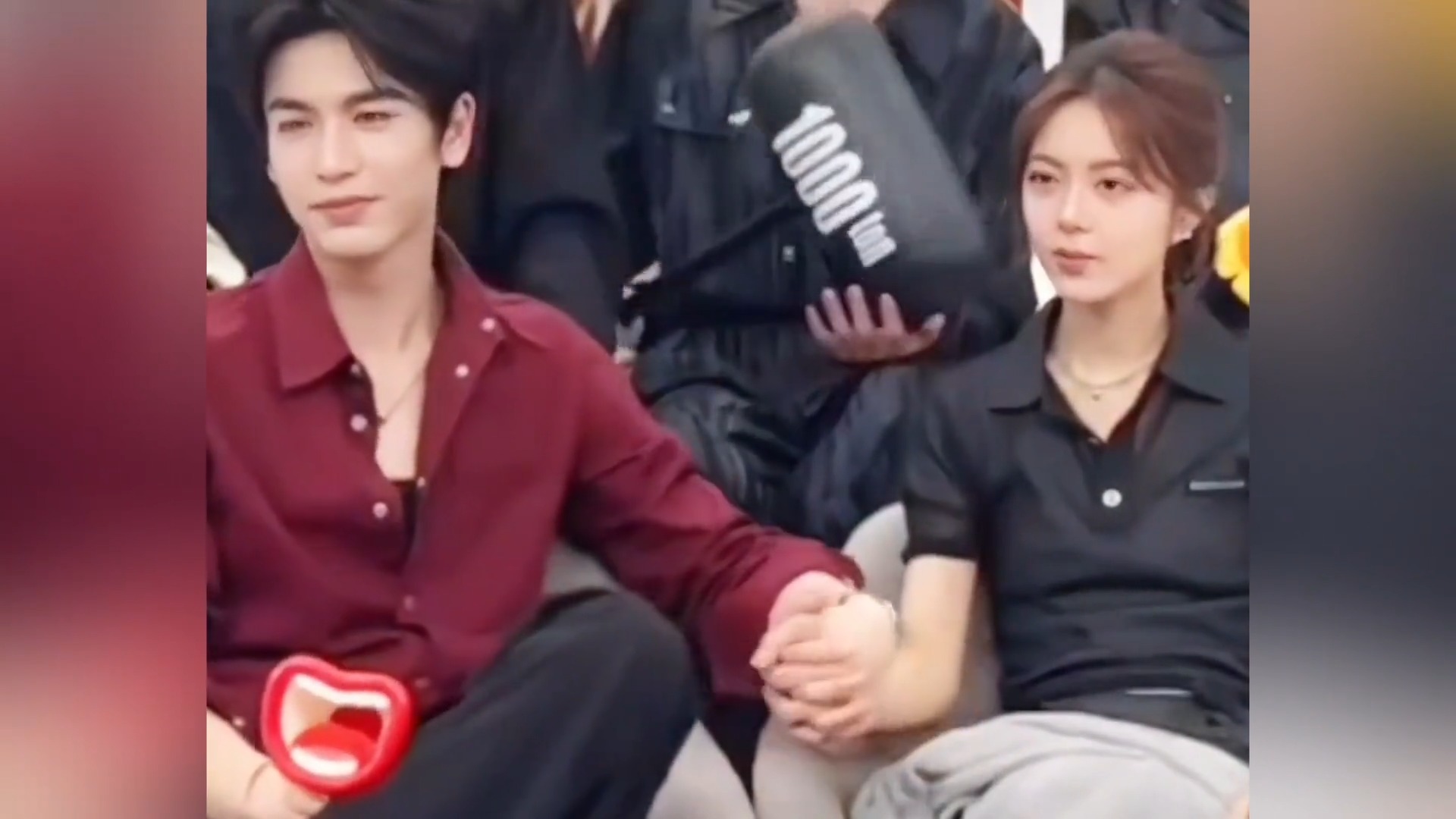 张凌赫这下意识的行为，喜欢赵今麦还是白鹿一目了然！