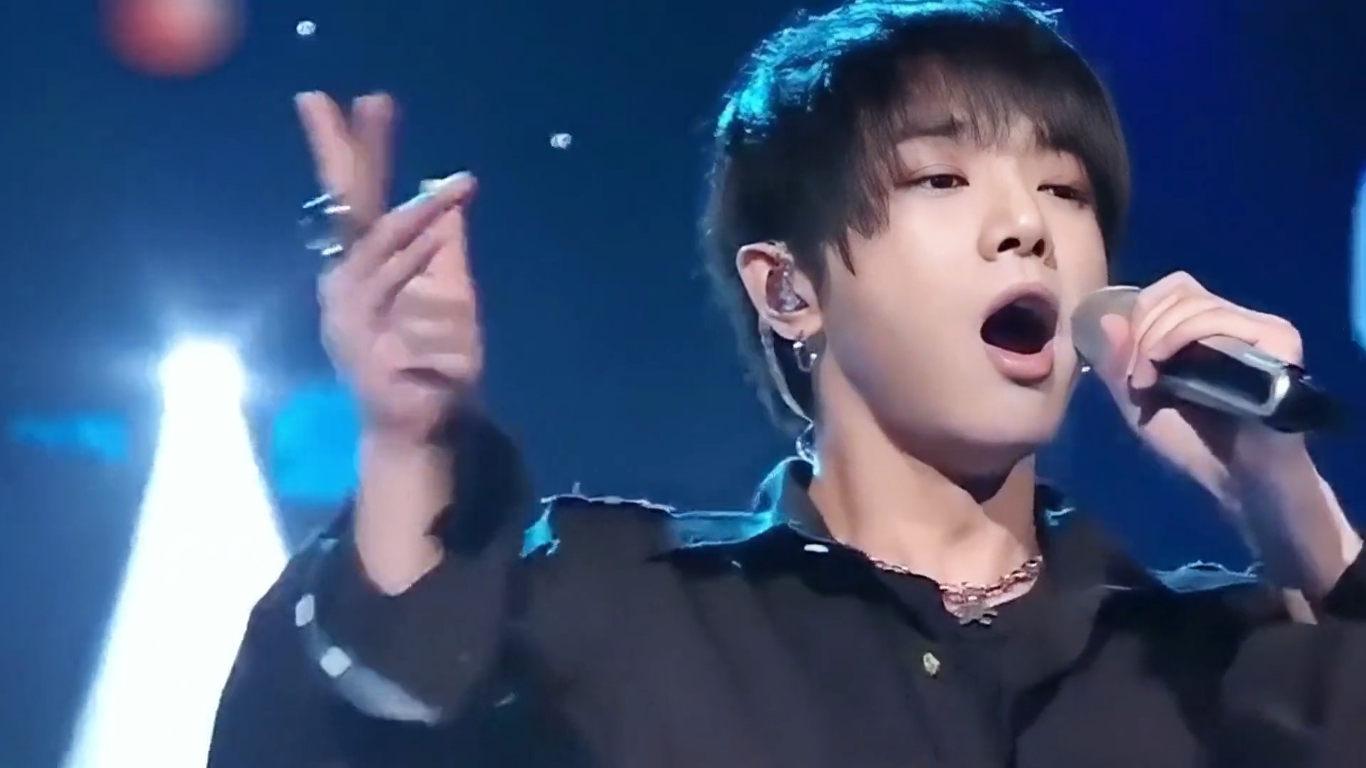 导师歌手华晨宇和实力歌手毛不易同唱一首歌，谁输谁赢一目了然