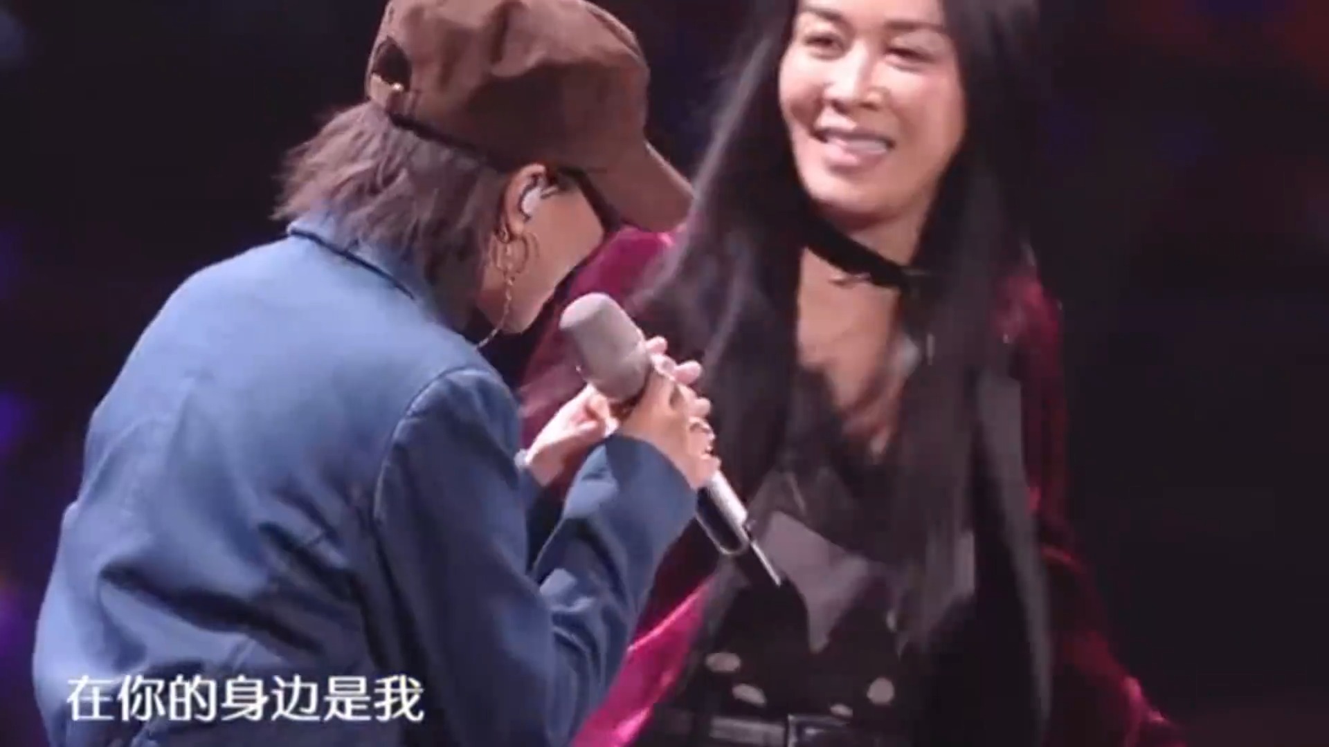 靖童女承母业搭那英，声音空灵动人神似王菲，网友：她俩该去春晚