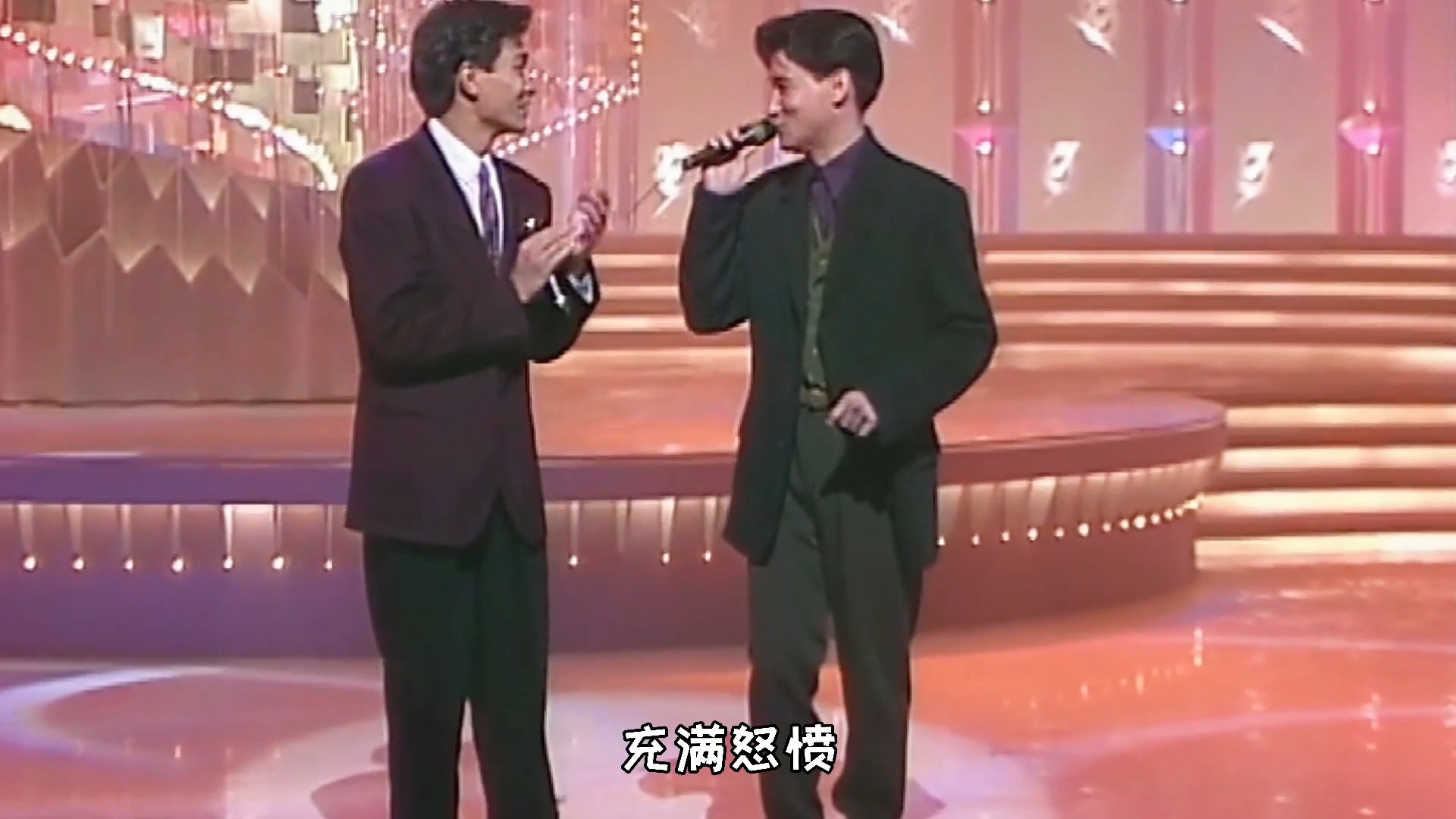 刘德华张学友两大天王同台合唱《沉默是金》，粉丝店都沸腾了