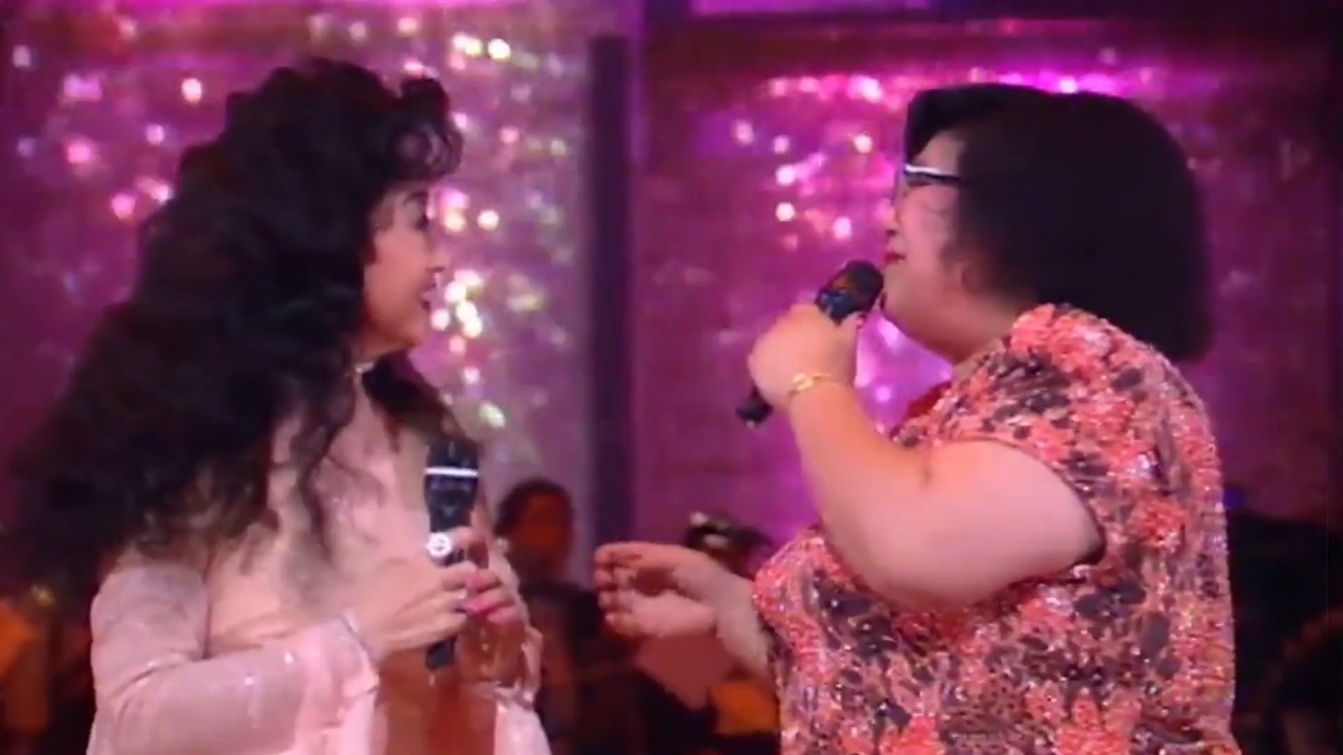 邓丽君徐小凤罕见同台，合唱《黄梅调戏凤》，听得众星如痴如醉