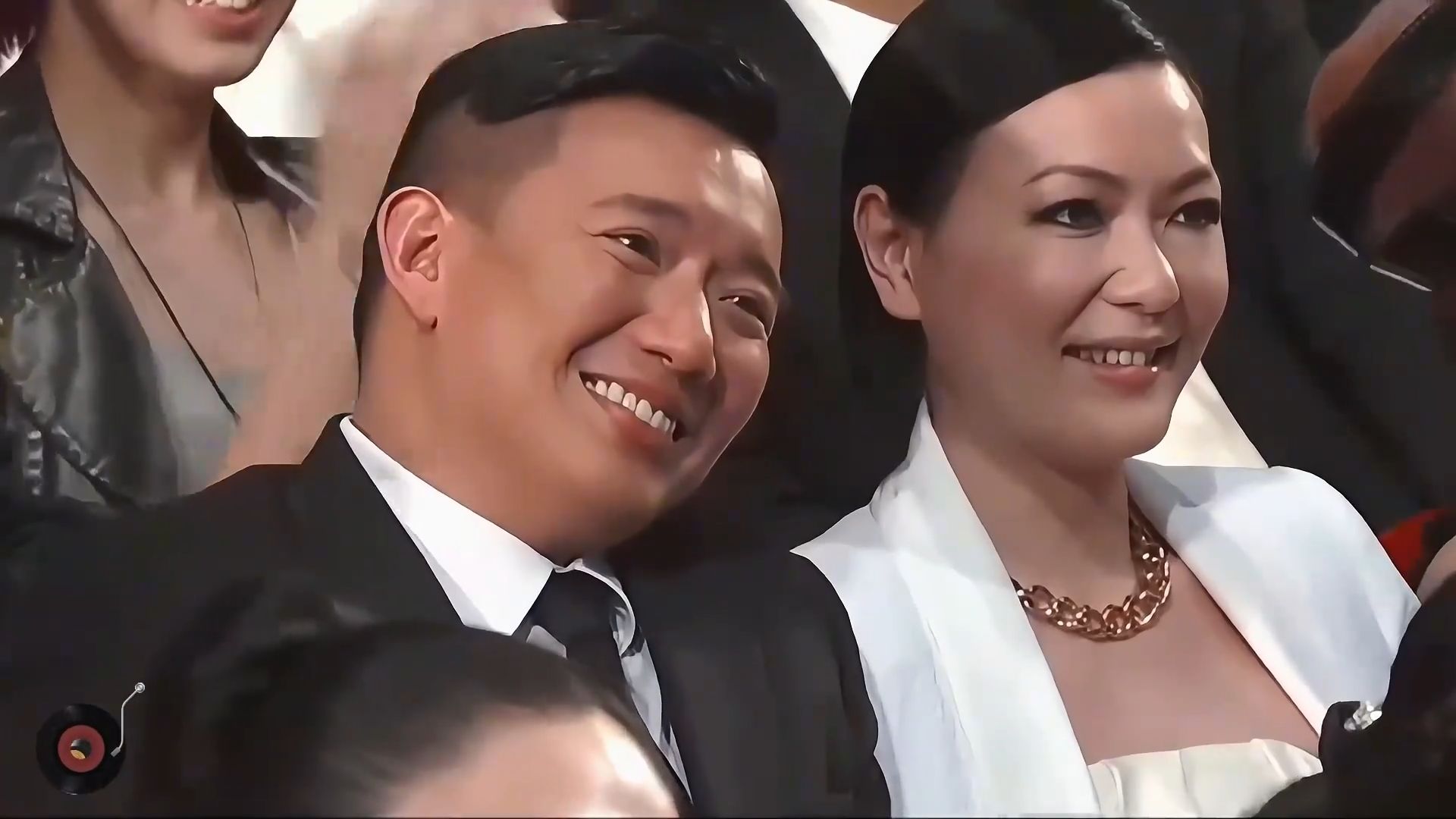 原来这首《野花》由田震作词，山上的野花为谁开又为谁败，太经典