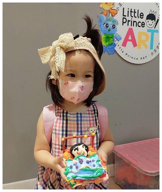 赌王最美儿媳晒女儿近照小肉脸大眼睛超萌两岁就敷面膜真精致