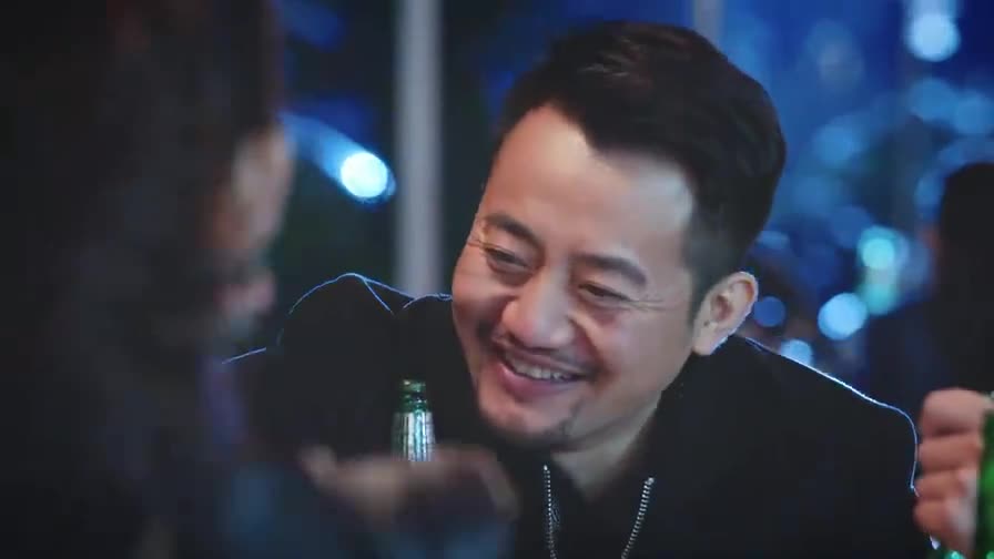 咱家:翟总给艾红倒酒,光义一直盯着人家看|影视|电影|电视剧_新浪新闻