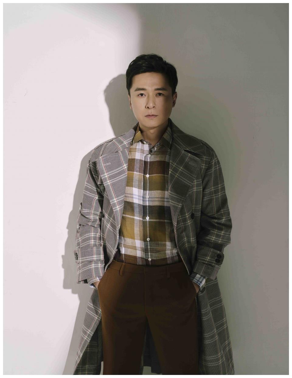 近日,实力派演员朱雨辰公开一组秋日光影写真.