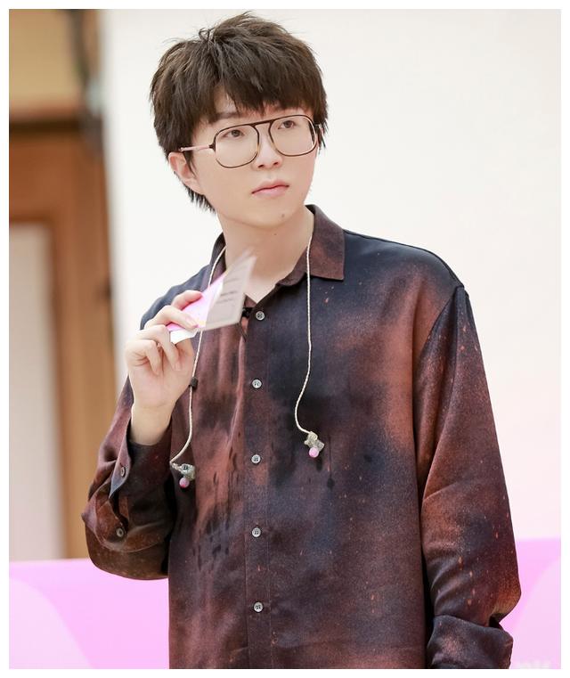 终于相信毛不易瘦了堪比"整容"撞脸华晨宇引热议:笑起来太像了