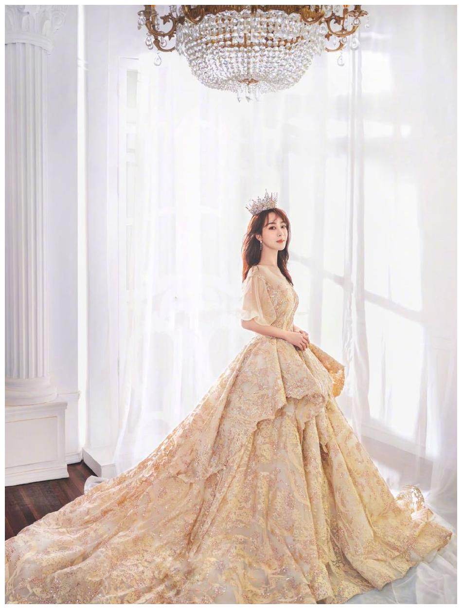 杨紫新时尚大片曝光,穿婚纱唯美优雅,公主范十足!