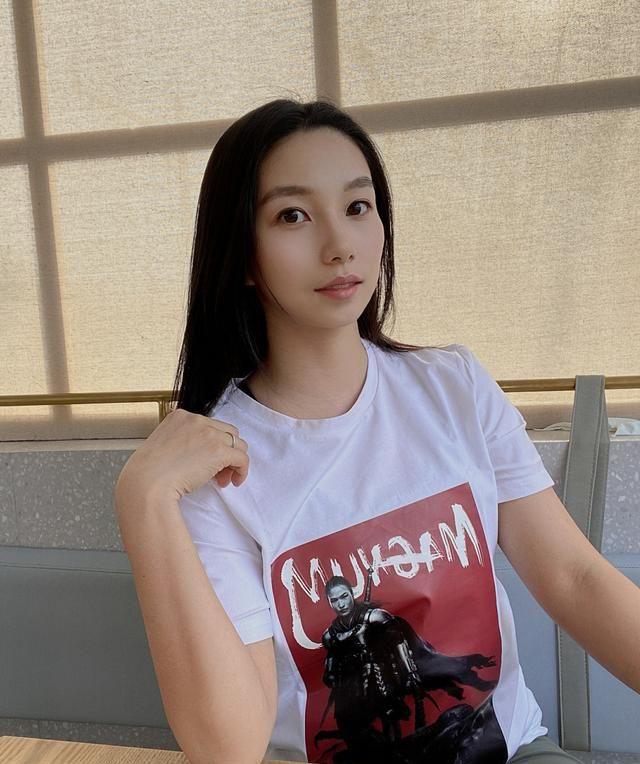 ufc中国举牌宝贝95后甜美系小姐姐王晶晶