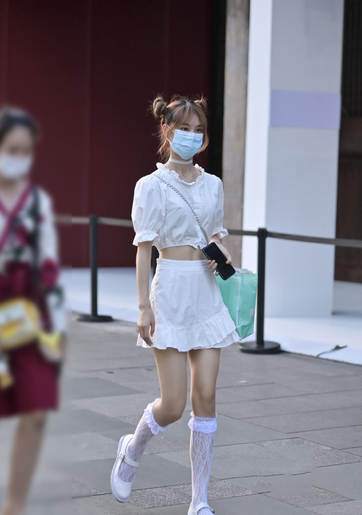 在完美的穿搭中,袜子也很重要,中筒袜将质感提个档次