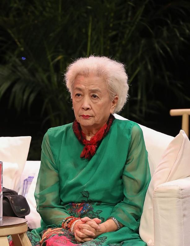 85岁的谢芳是真老了,干瘦身材穿得鲜艳花哨,倒是显出几分少女感__财经
